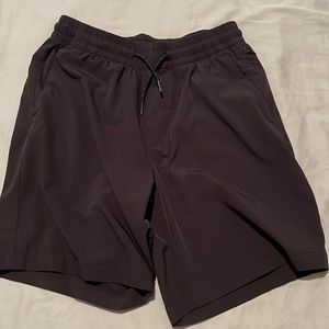 Old Navy mens hyrid short. Size medium.